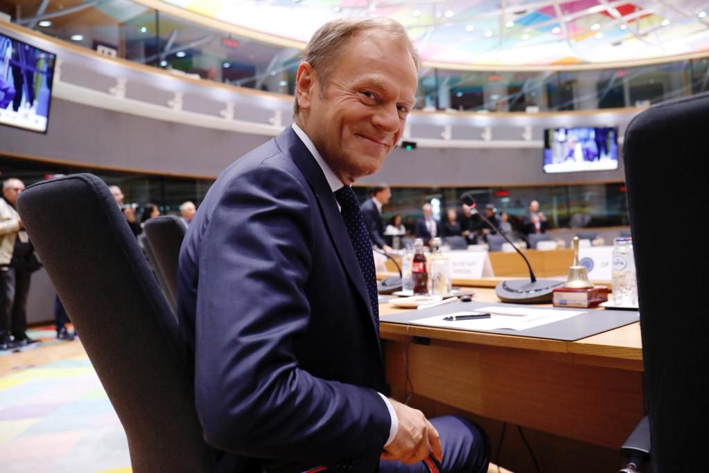 Nowe obostrzenia. Donald Tusk wbija szpilkę premierowi