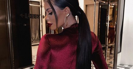 Justyna Gradek w welurowych majtkach zmierza na kolację. Stylowa? (FOTO)