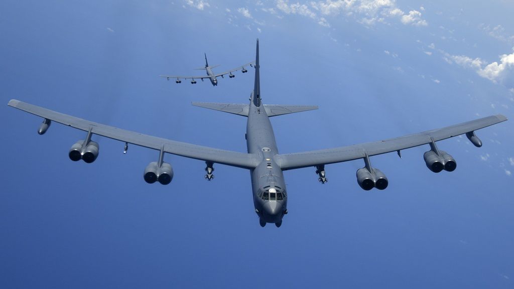 USA prężą muskuły. Cztery bombowce B‑52 nad Europą