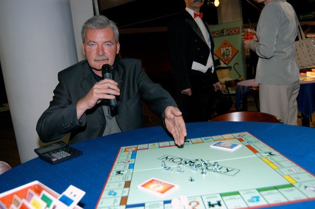 scena z: Wojciech Pijanowski
SK: maj 2004, rozgrywki VIP-�w w Monopoly, Monopoly
fot. Zawada/AKPA