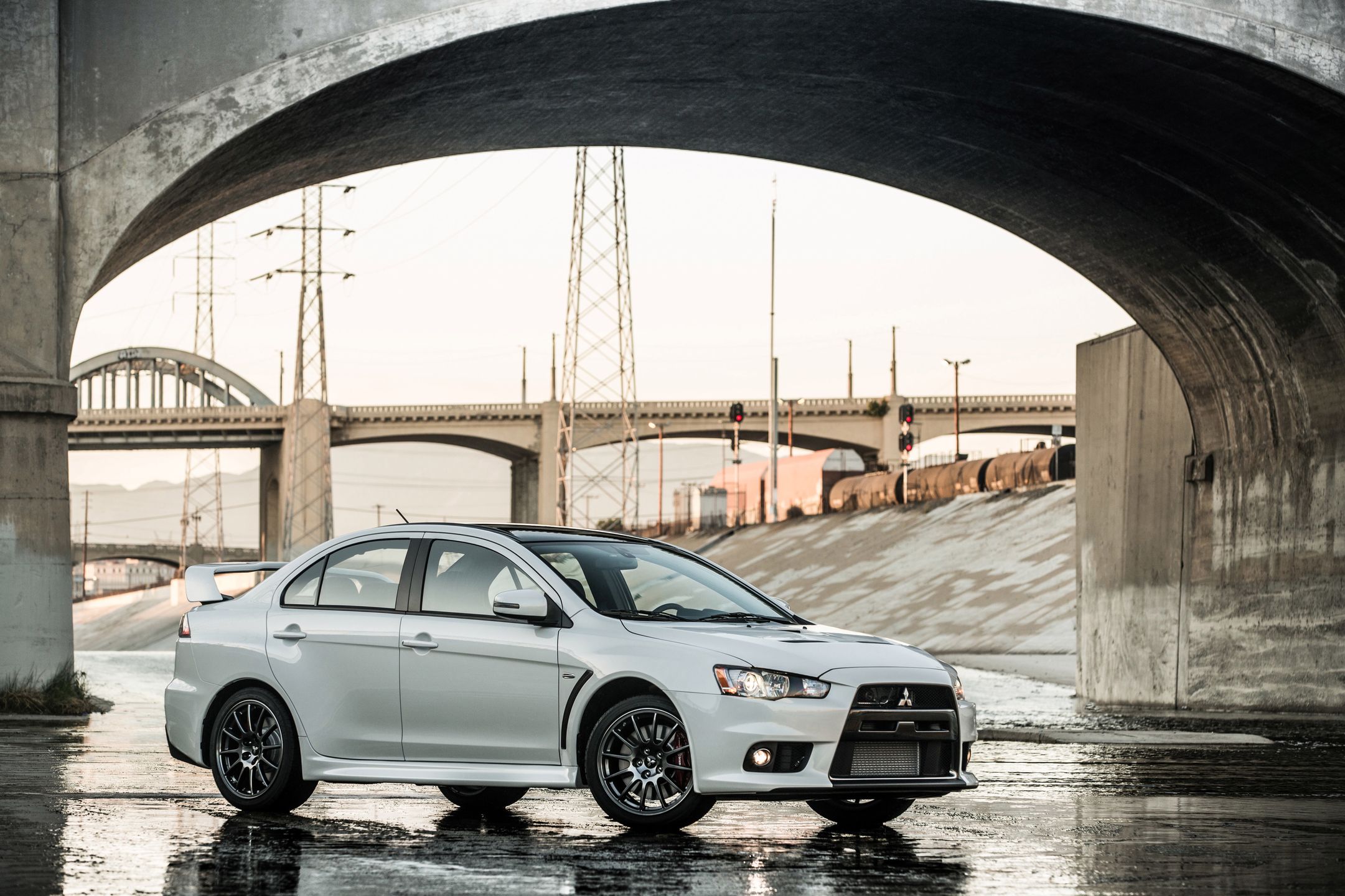 US-spec jest mocniejsza od wersji japońskiej, która legitymuje się mocą 295 KM. W Stanach Lancer Evo FE osiąga 305 KM mocy i 414 Nm momentu obrotowego. Jako że mechanicznie bazuje na specyfikacji podstawowej GSR, za przeniesienie mocy odpowiada 5-stopniowa przekładnia manualna.