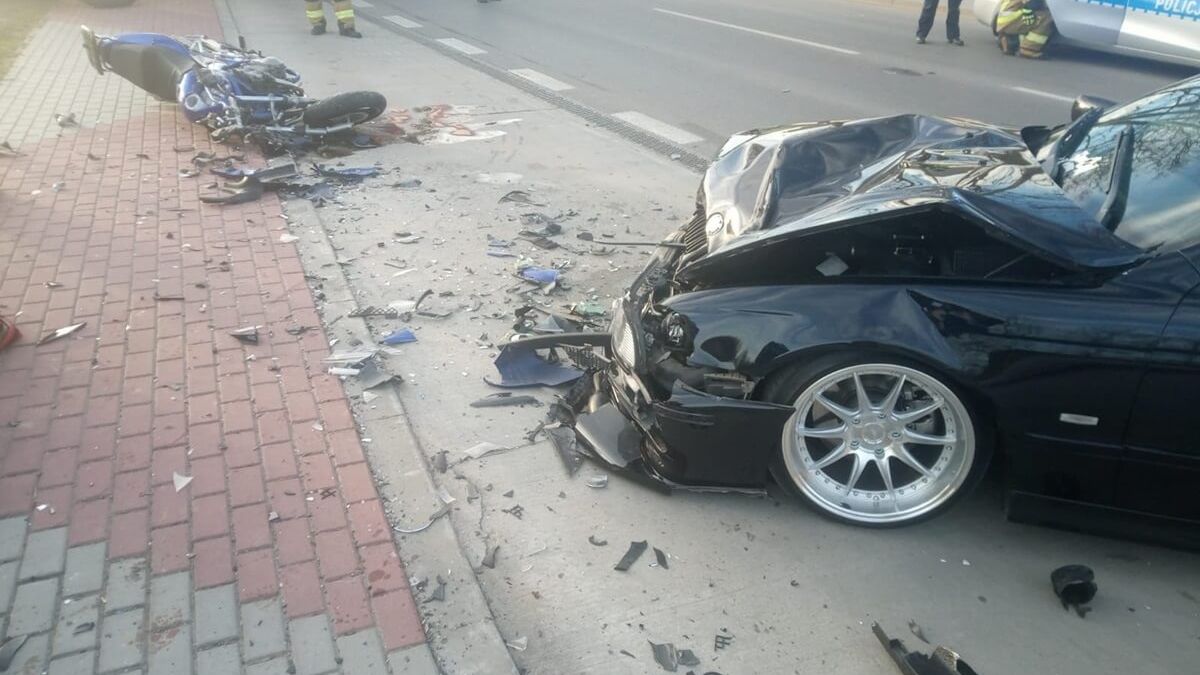 Wypadek pod Kraśnikiem w Stróży. BMW zderzyło się z motocyklem