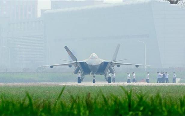 Chengdu J-20 (Fot. Dvice.com)