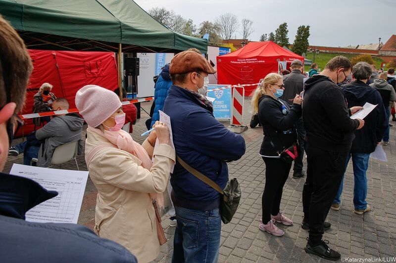 Mobilny punkt szczepień na Placu Zamkowym w Lublinie
