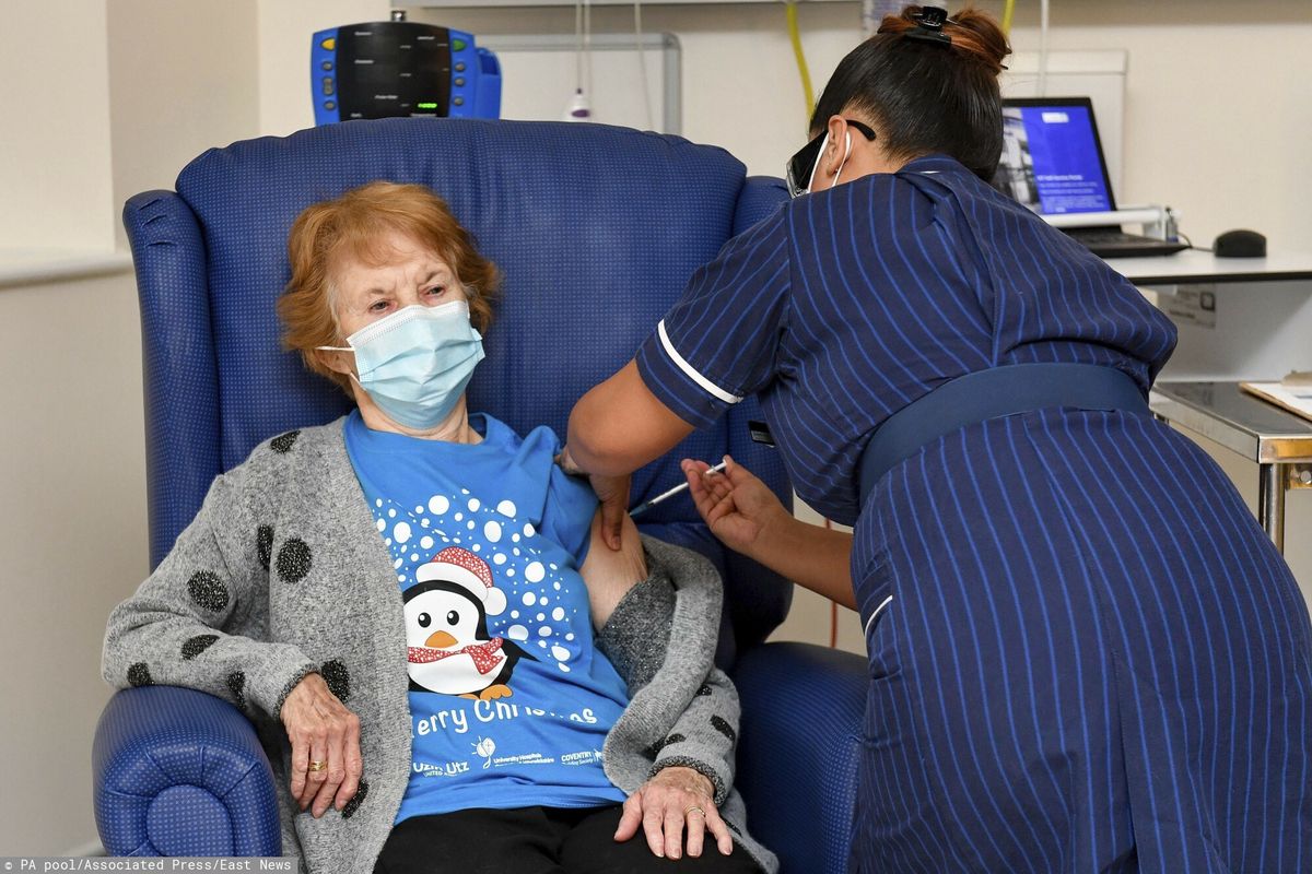 Szczepionka na COVID. 90-letnia Margaret Keenan z Enniskillen otrzymała szczepionkę