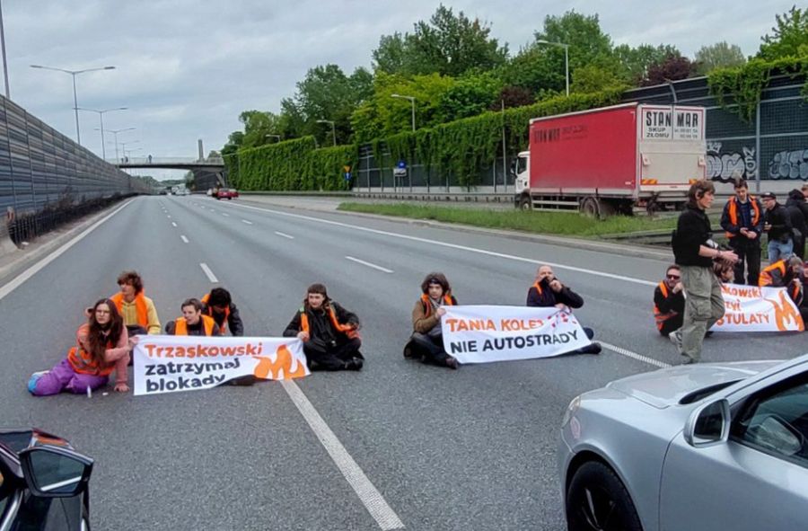 "Umrze mi pies". Kierowca błagał o pomoc Ostatnie Pokolenie