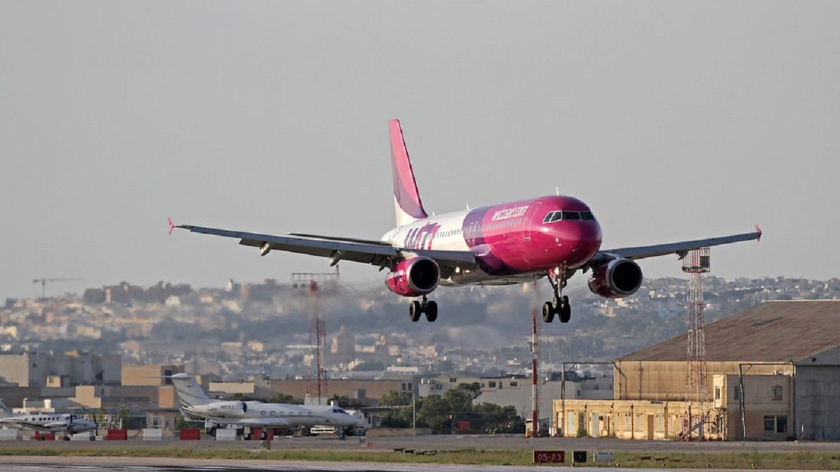 Koronawirus. Wizzair obawia się decyzji Wielkiej Brytanii co do turystów w Hiszpanii.