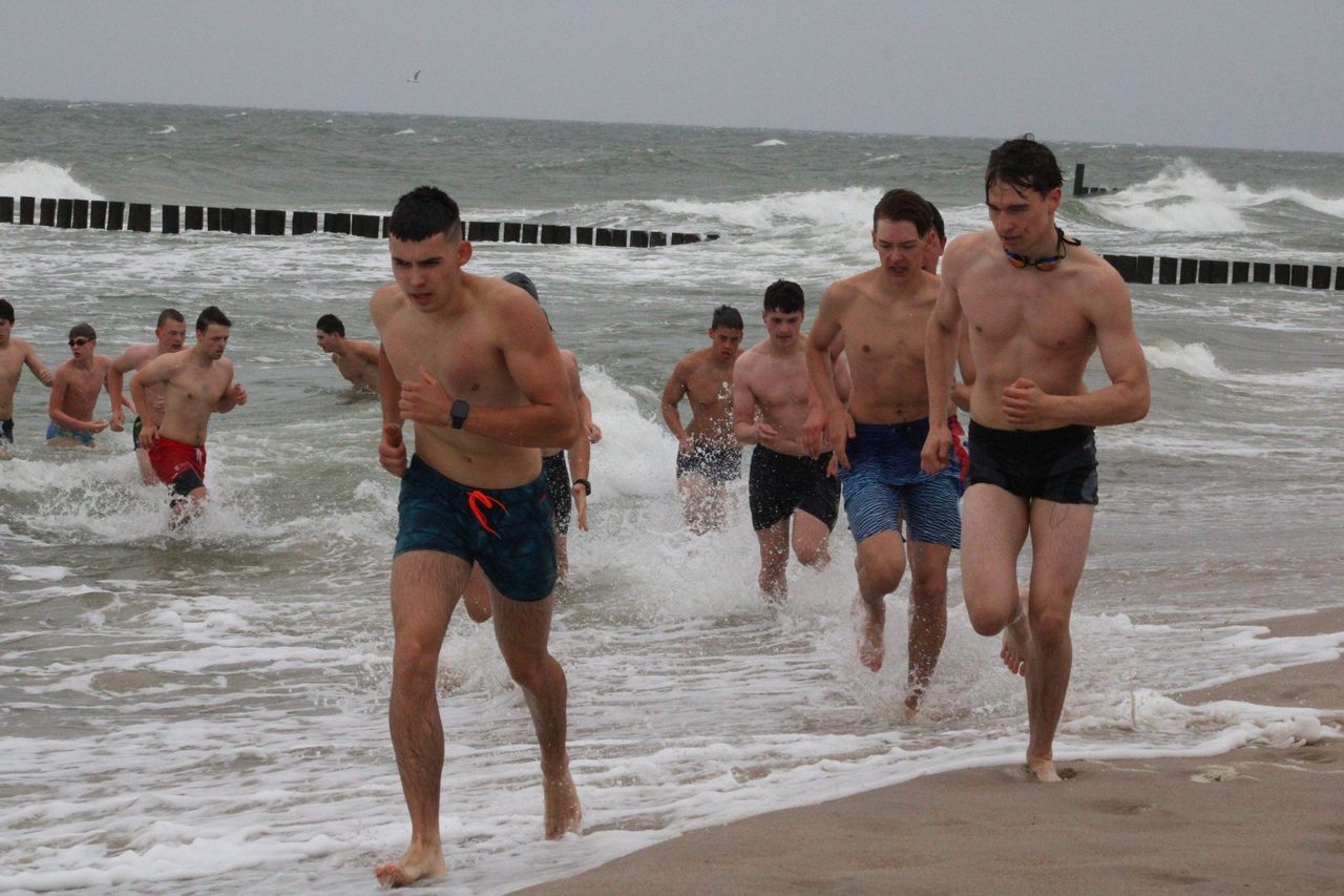 „Bieg po pracę” - przyszli ratownicy pobiegli po plaży na rozpoczęcie sezonu w Mielnie [ZDJĘCIA]