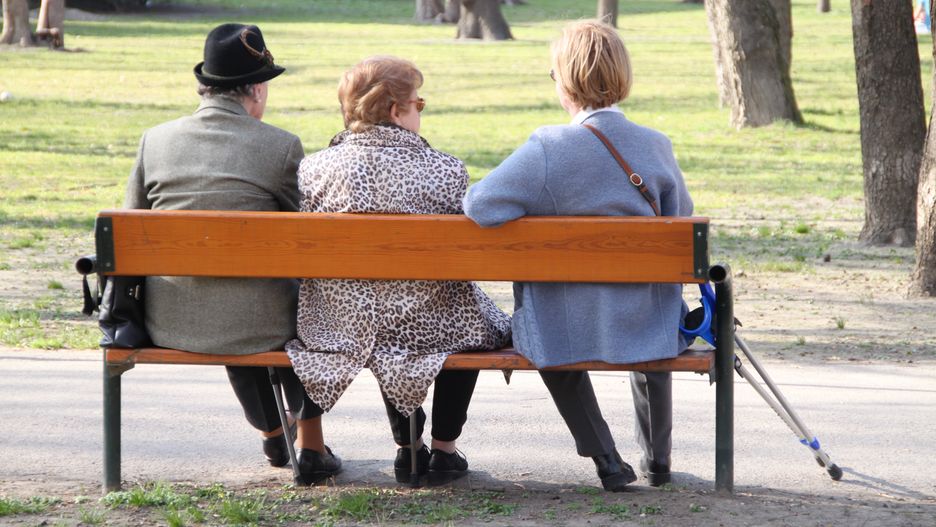 drei, alt, damen, frauen, frau, krücken, parkbank, gehhilfe, alter, aktiv, sitzend, bank, rentnerleben, ruhestand, senior, senioren, kur, rentner, rentnerinnen, rentnerin, pause, ausruhen, entspannen, entspannung, erholung, begleiter, freundin, frische, garten, grau, grün, kurort, landschaft, luft, mensch, menschen, nachdenklich, natur, oma, park, pension, person, rast, sitzen, frühling, unterhaltung, verschnaufen, verträumt, zeit