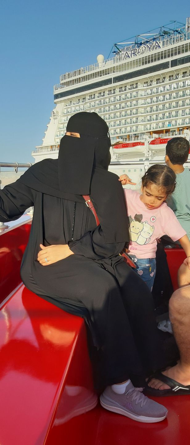 Kobiety w Arabii Saudyjskiej ukrywają się za nikabami