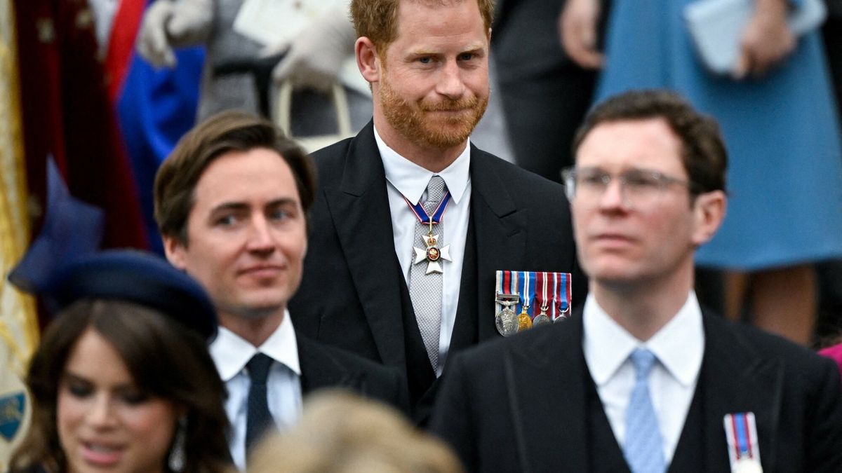 Koronacja Karola III
Britain's Prince Harry, Duke of Sussex leaves after attending the coronations of Britain's King Charles III and Britain's Camilla, Queen Consort, at Westminster Abbey in central London on May 6, 2023. - The set-piece coronation is the first in Britain in 70 years, and only the second in history to be televised. Charles will be the 40th reigning monarch to be crowned at the central London church since King William I in 1066. Outside the UK, he is also king of 14 other Commonwealth countries, including Australia, Canada and New Zealand. Camilla, his second wife, will be crowned queen alongside him, and be known as Queen Camilla after the ceremony. (Photo by TOBY MELVILLE / POOL / AFP)
TOBY MELVILLE