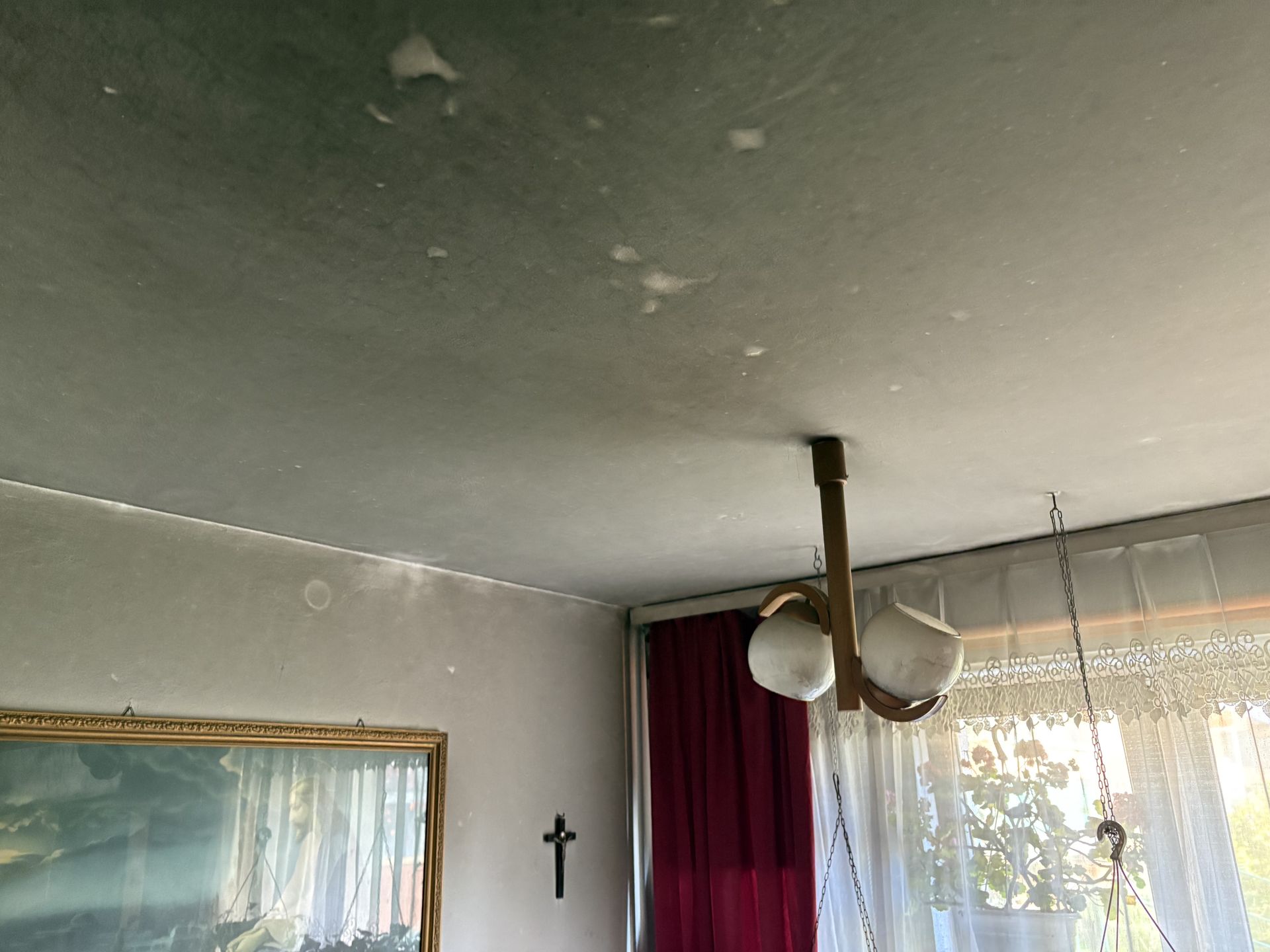 Wnętrze spalonego mieszkania przy ul. Szmaragdowej