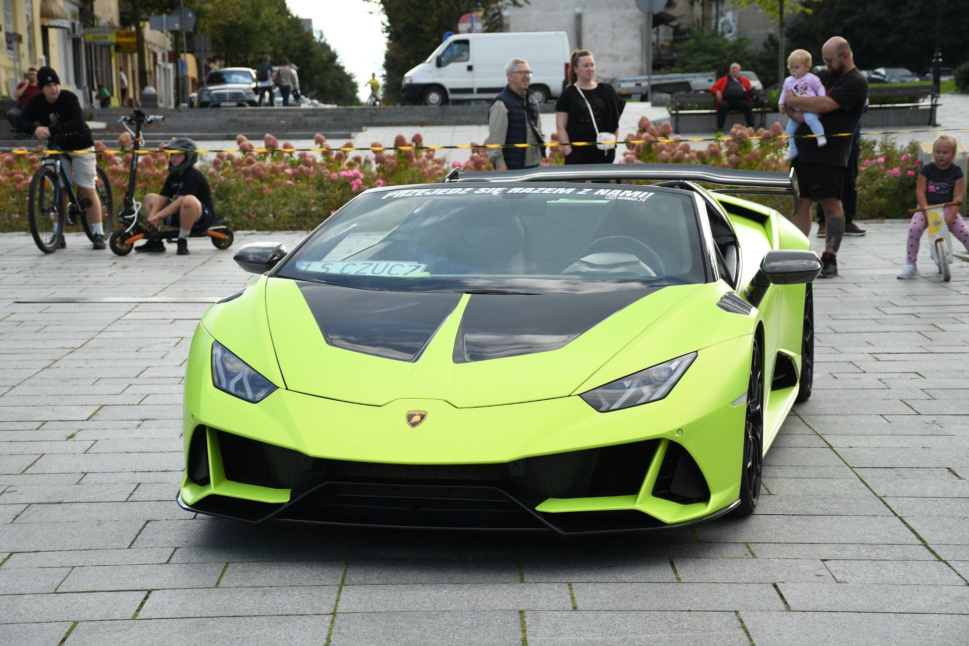 Charytatywne przejazdy Lamborghini, Ferrari, McLaren na Starym Rynku we Włocławku.