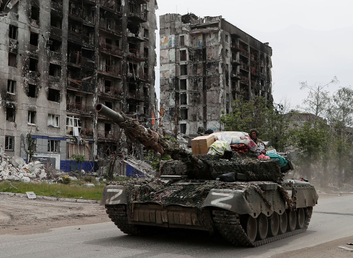 Na zdjęciu Rosjanie w czołgu, a na nim ukradzione Ukraińcom rzeczy 