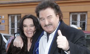 "Zabierała mu telefon". Oto co wyszło o żonie Krawczyka