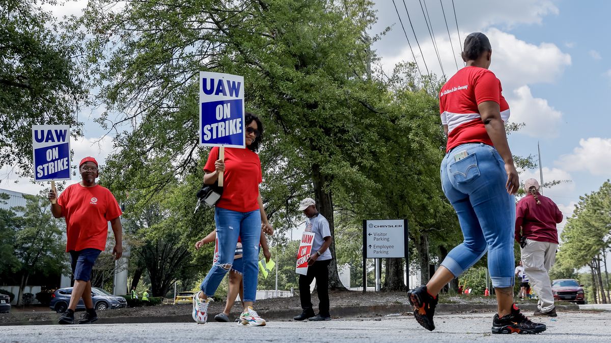 United Auto Workers (UAW) union members picket outside a Stellantis-owned Chrysler-Mopar Parts Distribution Center in Morrow, Georgia, USA, 22 September 2023. The UAW announced an expansion of their strike against the 'Big Three' car manufacturers to include 38 General Motors and Stellantis parts-distribution centers in 20 US states. EPA/ERIK S. LESSER Dostawca: PAP/EPA.