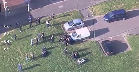 Tłum chciał podpalić policjantów. Pokazano szokujące sceny