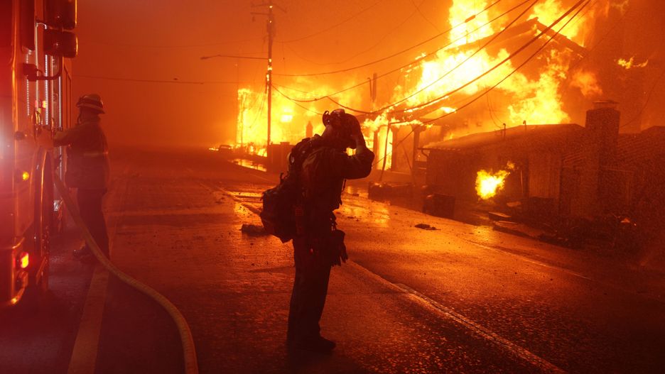 Wildfire forces evacuation of nearly 30,000 people in California
epa11812621 A firefighter reacts as the Palisades wildfire burns multiple structures along the Pacific Coast Highway in Malibu, California, USA, 07 January 2025. California Governor Gavin Newsom declared a state of emergency as about 30,000 people were ordered to evacuate due to a large wildfire called the 'Palisades Fire' in the Palisades that has already burned about 3,000 acres, according to the California Department of Forestry and Fire Protection, CAL FIRE.  EPA/ALLISON DINNER 
Dostawca: PAP/EPA.
ALLISON DINNER
disaster, wildfire, california, fire