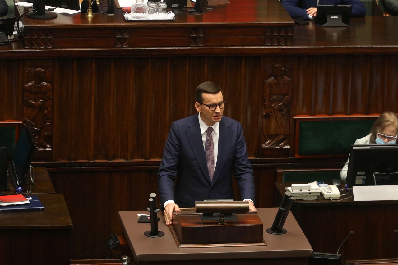 Sejm. Morawiecki o kryzysie na granicy. Mówi o Kaczyńskim