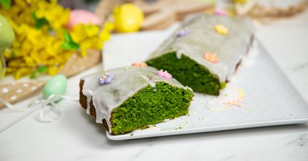 Ta wielkanocna babka zachwyca zielonym kolorem. Zrobisz ją bez sztucznych barwników
