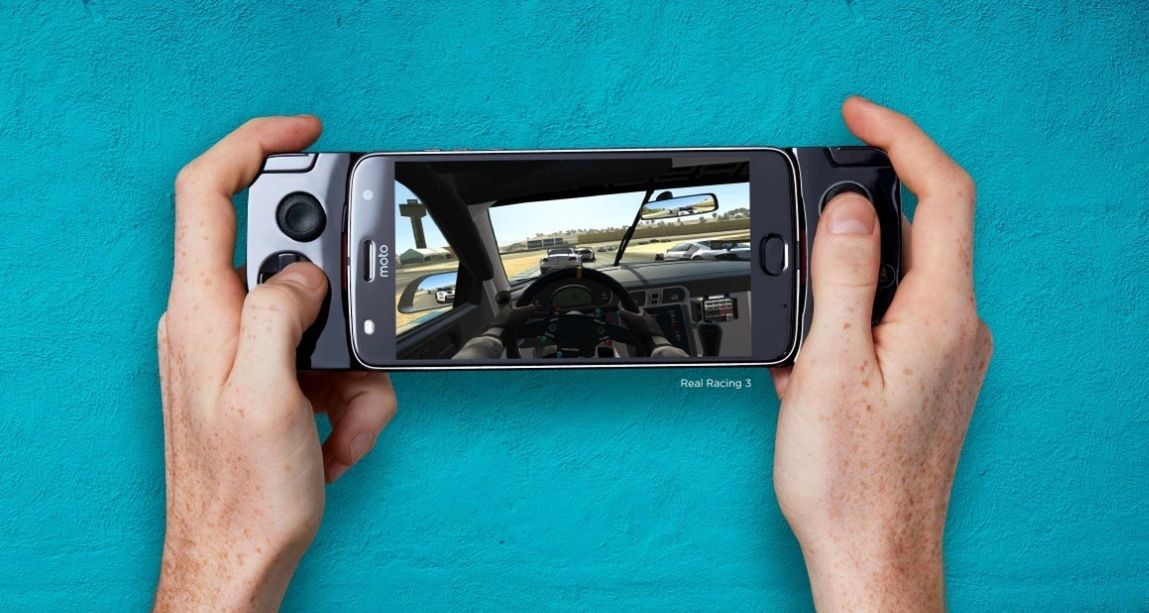 Moto Z2 Play oficjalnie. Ma lepszy aparat, mniejszą baterię i... moduł stworzony dla graczy 6