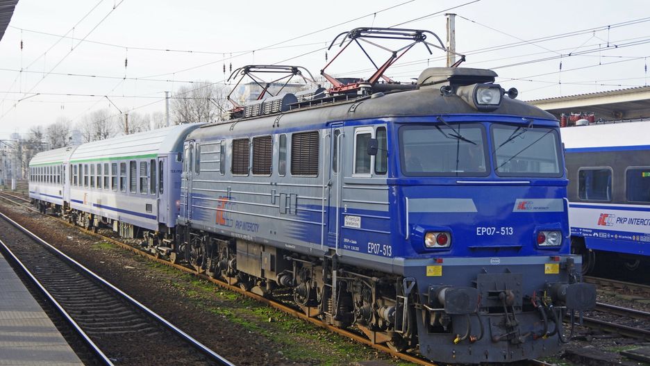 Stock Marek Bazak
Fot. Zofia i Marek Bazak/East News,  Dworzec Warszawa Wschodnia N/Z pociag osobowy Intercity na czele lokomotywa elektryczna pasazerska EP07 z wagonami starego typu
MAREK BAZAK