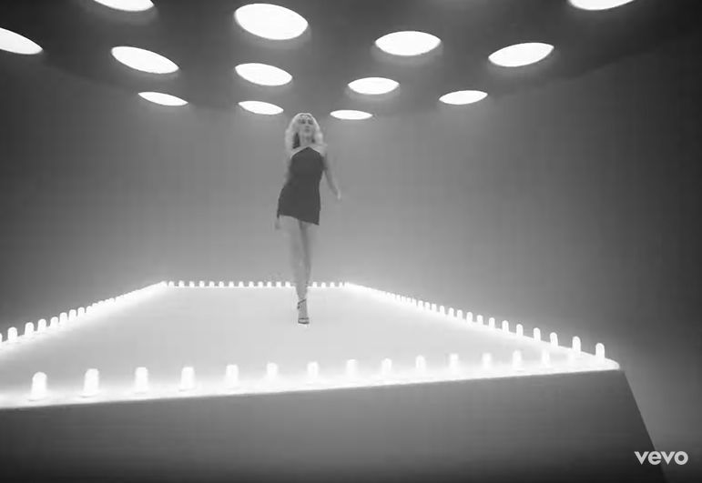 Miley Cyrus w teledysku "River"