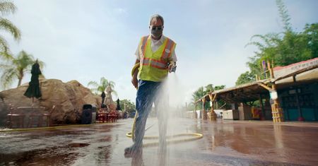 Disneyland promuje swoje otwarcie filmem. Jest naprawdę okropny