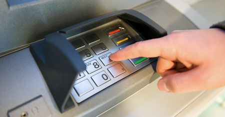 Ukradł pieniądze z bankomatu. Kupił za nie audi