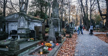 Usługi cmentarne przed Wszystkich Świętych. Oto ile kosztują