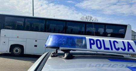 Kierowca szkolnego autobusu wiózł dzieci. Był pijany