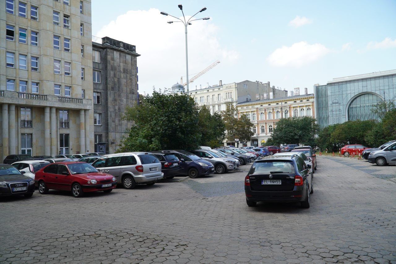 Jednym z ostatnich miejsc na bezpłatne parkowanie jest parking przez Telewizją Łódź. On także ma zniknąć.