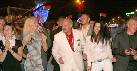 Nie stroni od kobiet. "Zawsze witają go dwie młode dziewczyny"