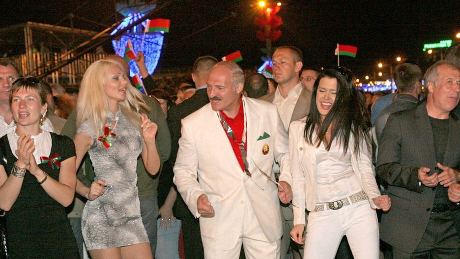 Zdjęcia białoruskiego prezydenta w towarzystwie młodych kobiet