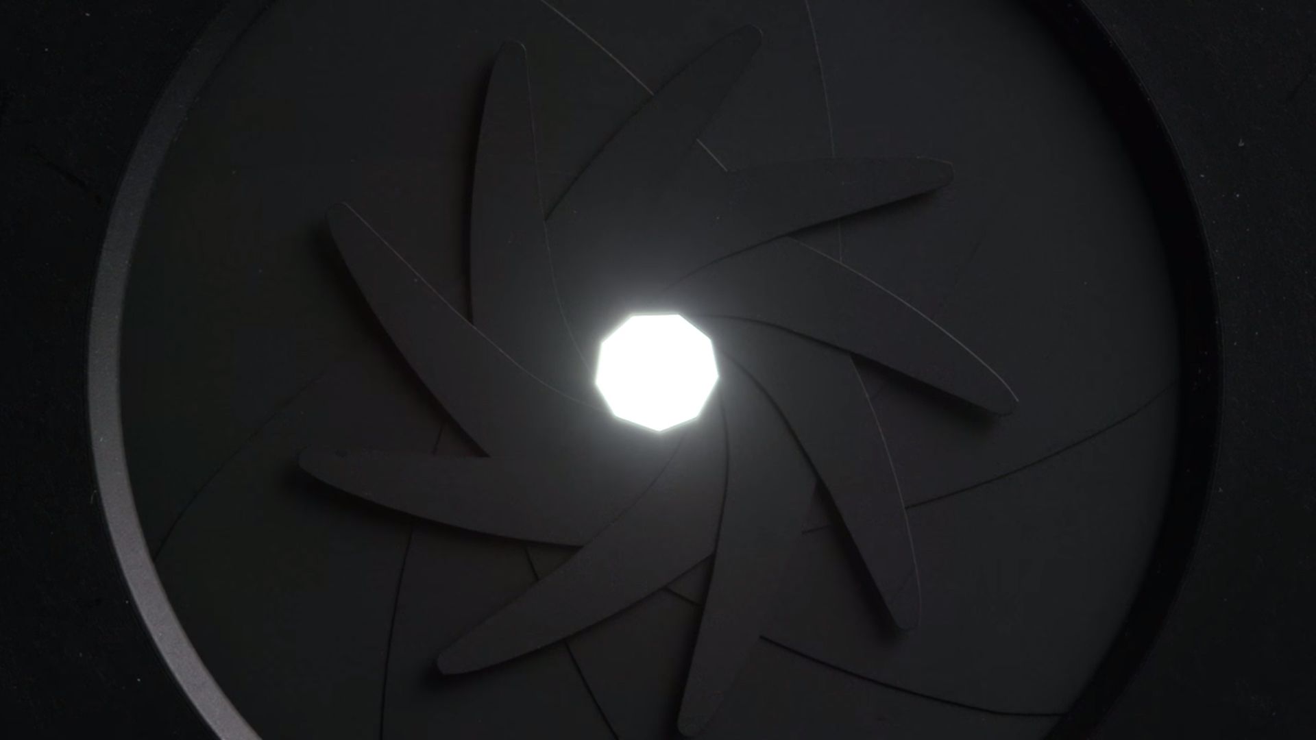 Rozłożyli na części obiektyw Canon 200-400mm f/4L IS USM za 40 tys. zł, aby zobaczyć co jest w środku 9