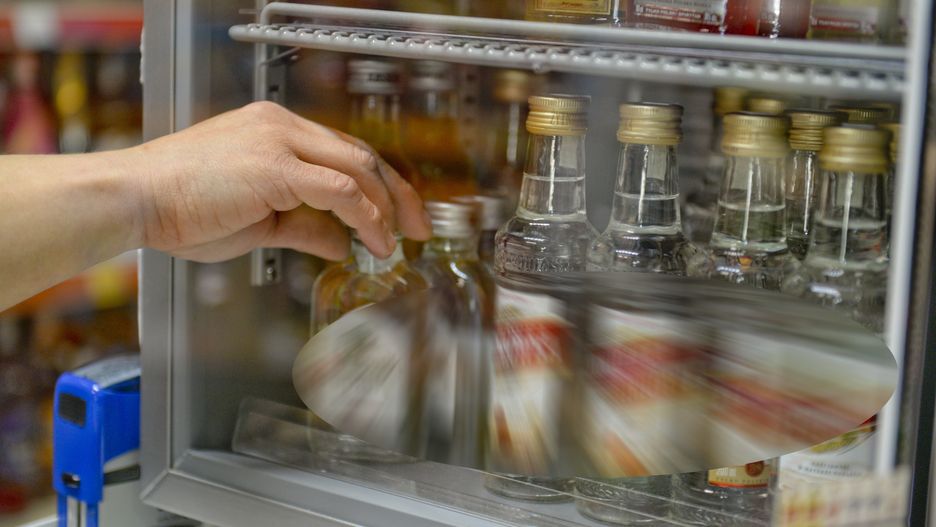 11-letni chłopak próbował wynieść ze sklepu alkohol
