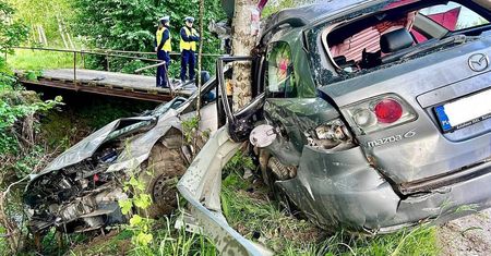 Mazda rozpadła się na pół. Nie żyje 18-latek