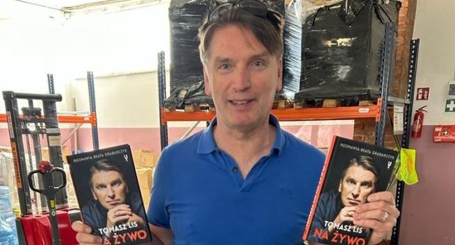 Tomasz Lis zadowolony z wyników sprzedaży swojej książki. „Wkrótce trafi do księgarń”