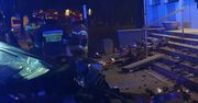 Sceny przed komisariatem. Policjanci wybiegli na pomoc