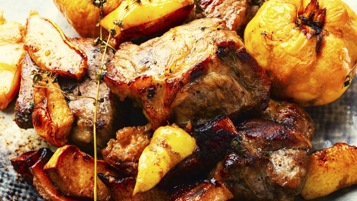 Indyk w pigwach. Sposób na soczyste i pełne smaku mięso