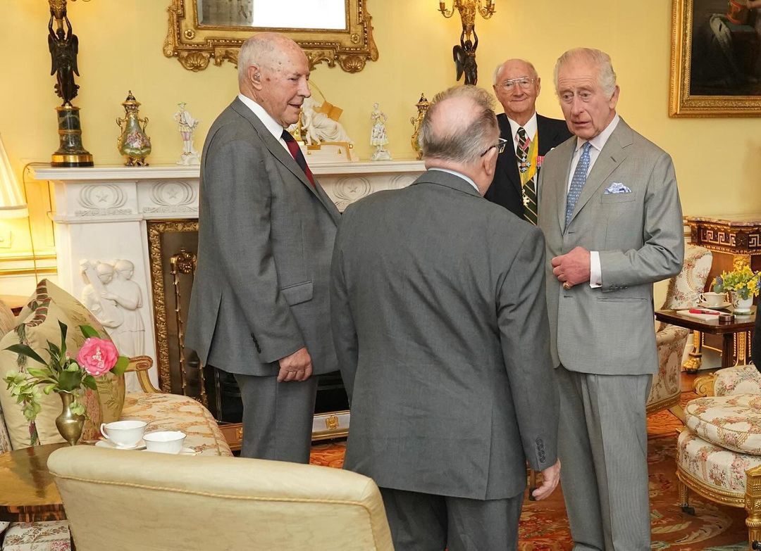 Król Karol III podczas spotkania z weteranami wojennymi