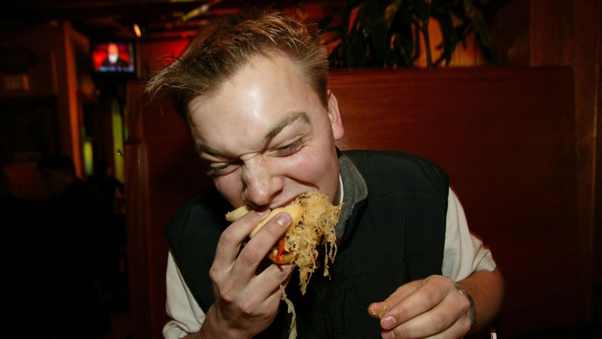 Jedzenie późnym wieczorem skraca życie