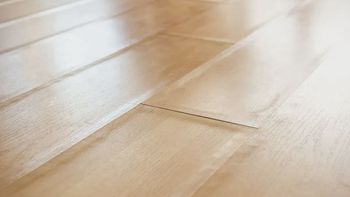 Jak uratować spuchnięte panele podłogowe? Wystarczy parę sekund