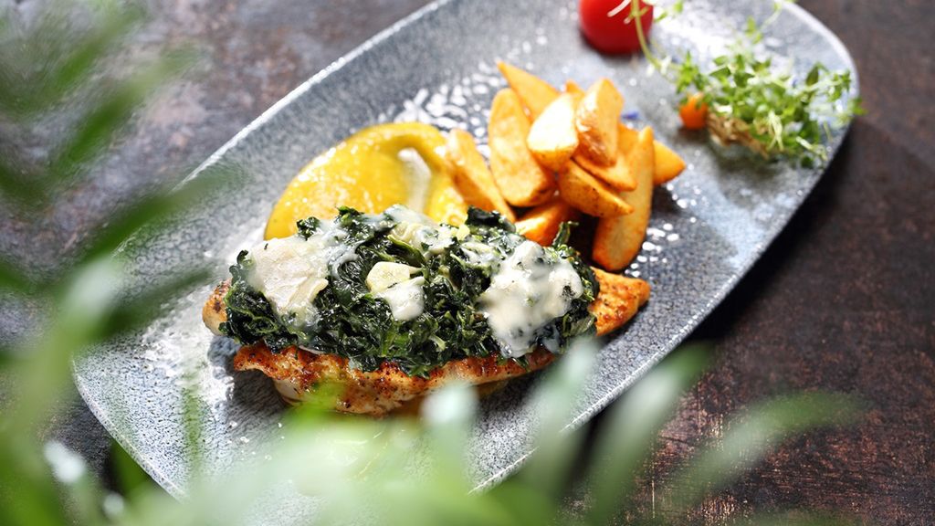 Szpinak jest cennym składnikiem, który warto dodawać do różnych dań