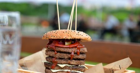 Gotowe posiłki. Polacy najchętniej zamawiają je w fast foodach