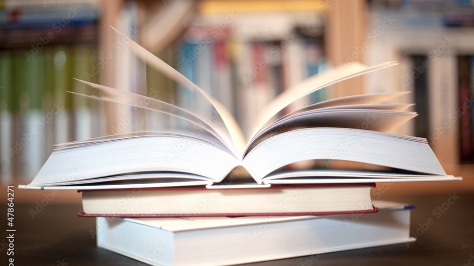 Na plaży stanęły biblioteczki plenerowe pełne książek
