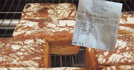 Trzy chleby, kanapka i jogurt. Pokazała "paragon grozy" z piekarni