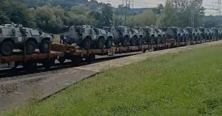 Pociąg wyładowany po brzegi. Sunie z południa w kierunku Ukrainy