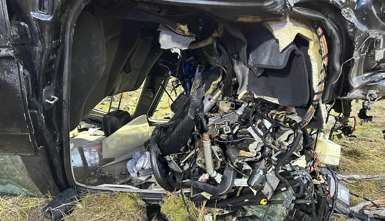 BMW ścięło drzewo. Silnik aż wyleciał w pole