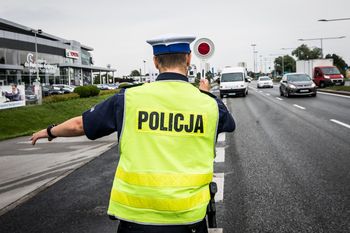Bydgoszcz: Pościg za pijaną kobietą. 49-latka wjechała w latarnię